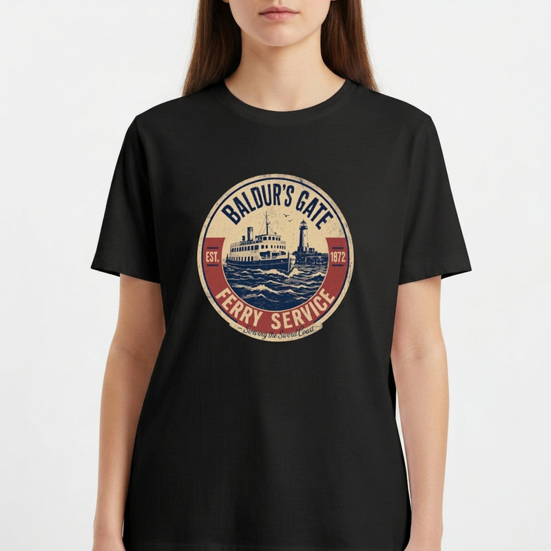 Camiseta com estampa frontal de um emblema circular apresentando um ferry estilizado, com inscrições que indicam "Baldur's Gate Ferry Service" e datas.
