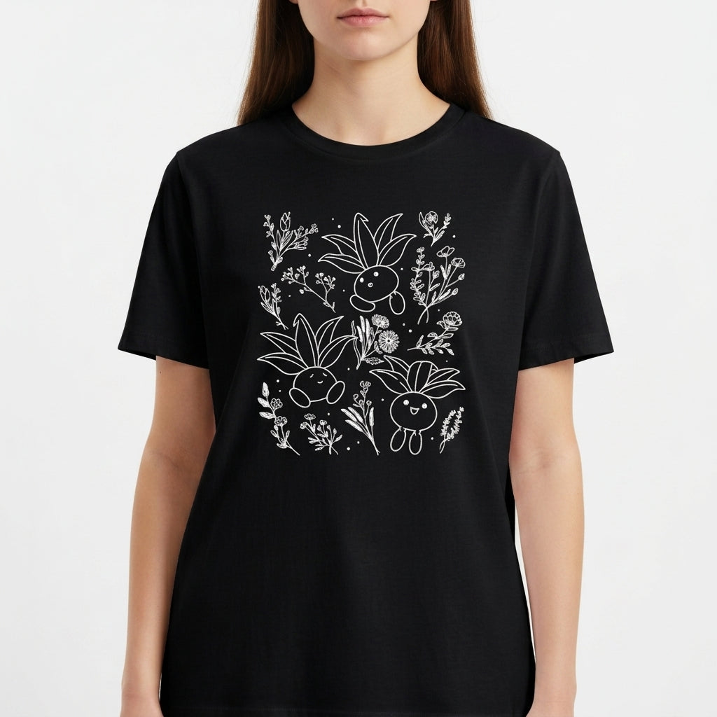 Camiseta com estampa frontal de desenhos sorridentes de criaturas vegetais estilizadas, cercadas por delicados detalhes de flores e folhagens diversas.