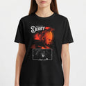 Camiseta com estampa frontal de uma figura teatral com cabeça de palhaço iluminada, texto "Welcome to Derry" e cena inferior de três músicos com texto "A Deeper Love".