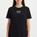 Camiseta com estampa frontal de texto com o design "Iron Discipline" em estilo gráfico robusto e moderno, destacando linhas fortes e elementos industriais.