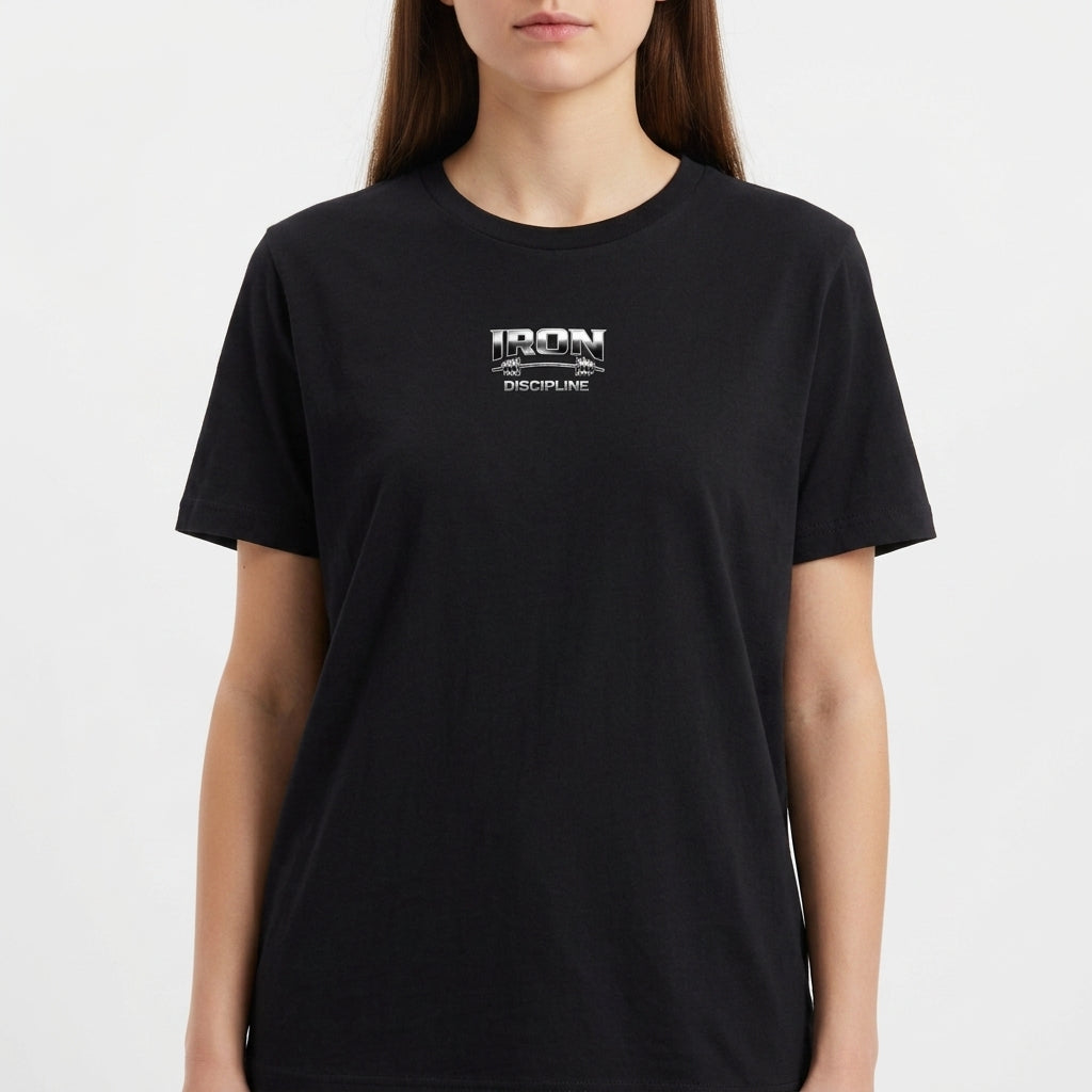Camiseta com estampa frontal de texto com o design "Iron Discipline" em estilo gráfico robusto e moderno, destacando linhas fortes e elementos industriais.