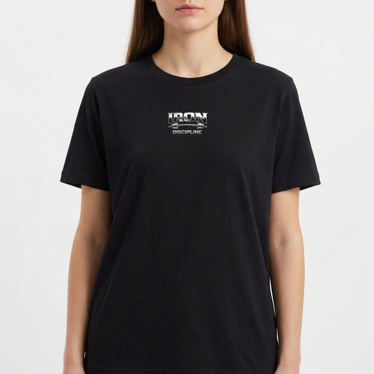 Camiseta com estampa frontal de texto com o design "Iron Discipline" em estilo gráfico robusto e moderno, destacando linhas fortes e elementos industriais.