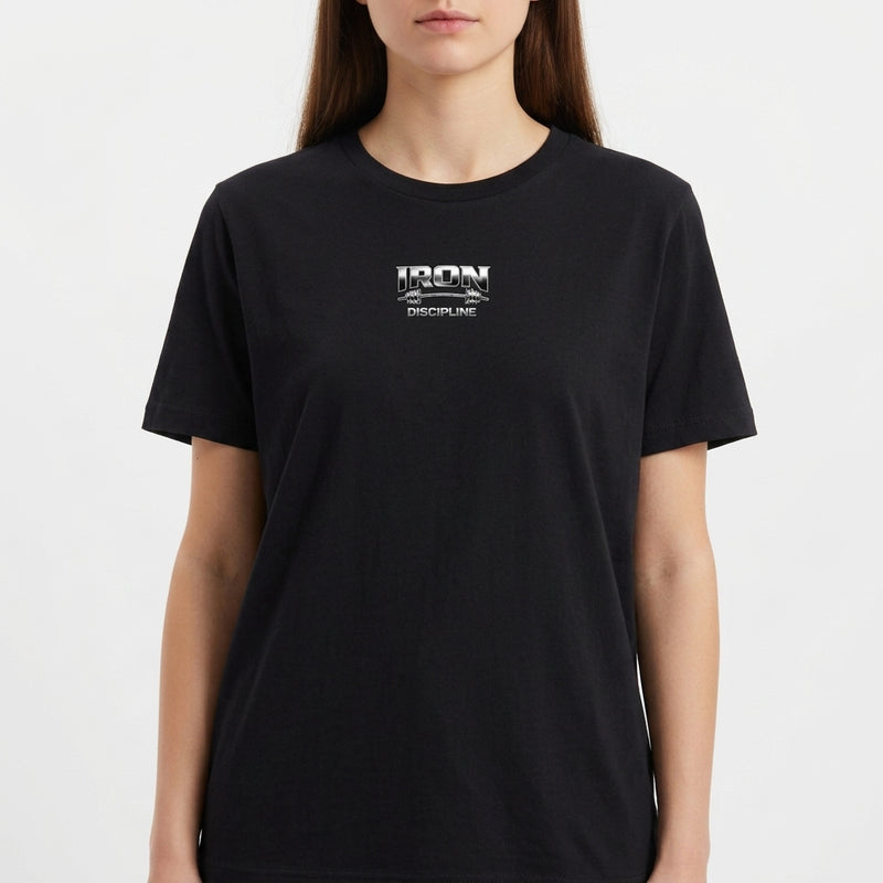 Camiseta com estampa frontal de texto com o design "Iron Discipline" em estilo gráfico robusto e moderno, destacando linhas fortes e elementos industriais.