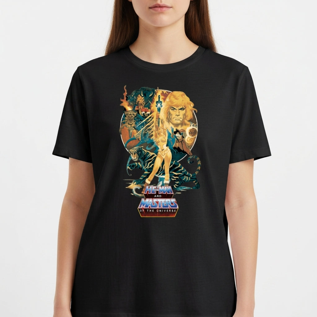 Camiseta com estampa frontal de personagem central empunhando espada, com tigre e figuras heroicas ao fundo, acompanhadas de um logotipo estilizado.