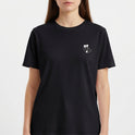 Camiseta com estampa frontal de urso dormindo sobre um crescente e estampa traseira de personagem com laptop e instrumentos musicais, texto "aprendiz em tudo, especialista em nada".