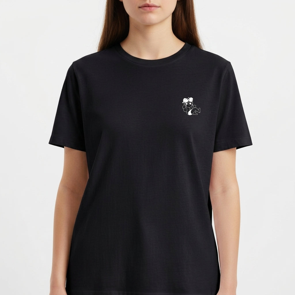 Camiseta com estampa frontal de urso dormindo sobre um crescente e estampa traseira de personagem com laptop e instrumentos musicais, texto "aprendiz em tudo, especialista em nada".