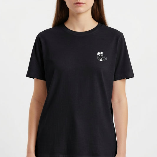 Camiseta com estampa frontal de urso dormindo sobre um crescente e estampa traseira de personagem com laptop e instrumentos musicais, texto "aprendiz em tudo, especialista em nada".