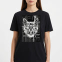 Camiseta com estampa frontal de um rosto de gato estilizado em formato digital glitch, exibindo linhas e distorções que remetem a falhas em vídeo.