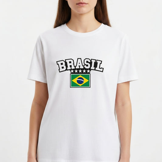 Camiseta com estampa frontal de "BRASIL" acima de cinco estrelas e a representação estilizada da bandeira do Brasil em destaque central.