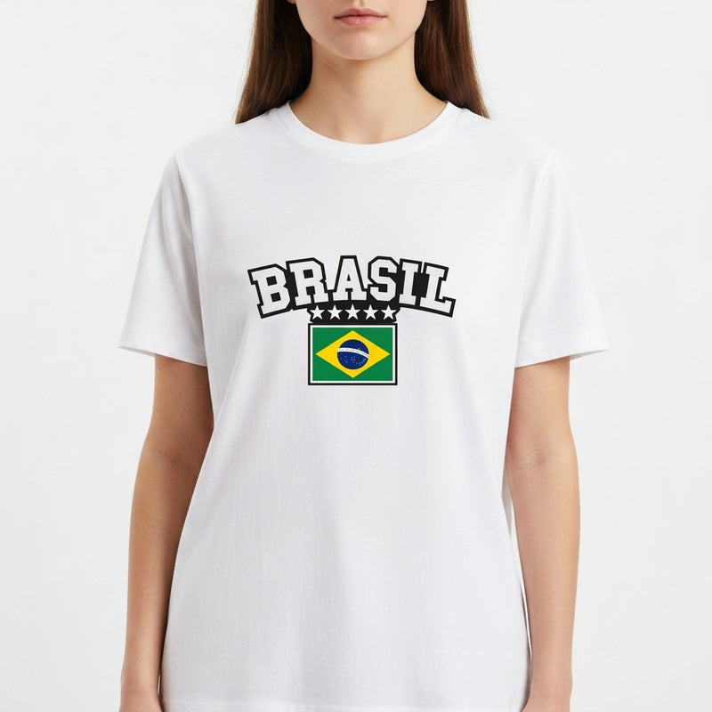 Camiseta com estampa frontal de "BRASIL" acima de cinco estrelas e a representação estilizada da bandeira do Brasil em destaque central.