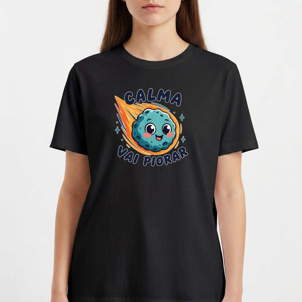 Camiseta com estampa frontal de meteoro sorridente rodeado por estrelas e frase "CALMA VAI PIORAR" em letras estilizadas.