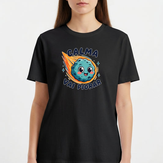 Camiseta com estampa frontal de meteoro sorridente rodeado por estrelas e frase "CALMA VAI PIORAR" em letras estilizadas.