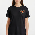 Camiseta com estampa frontal de letras estilizadas com efeito de estrela e estampa traseira de rosto detalhado em estilo ilustração com adornos.