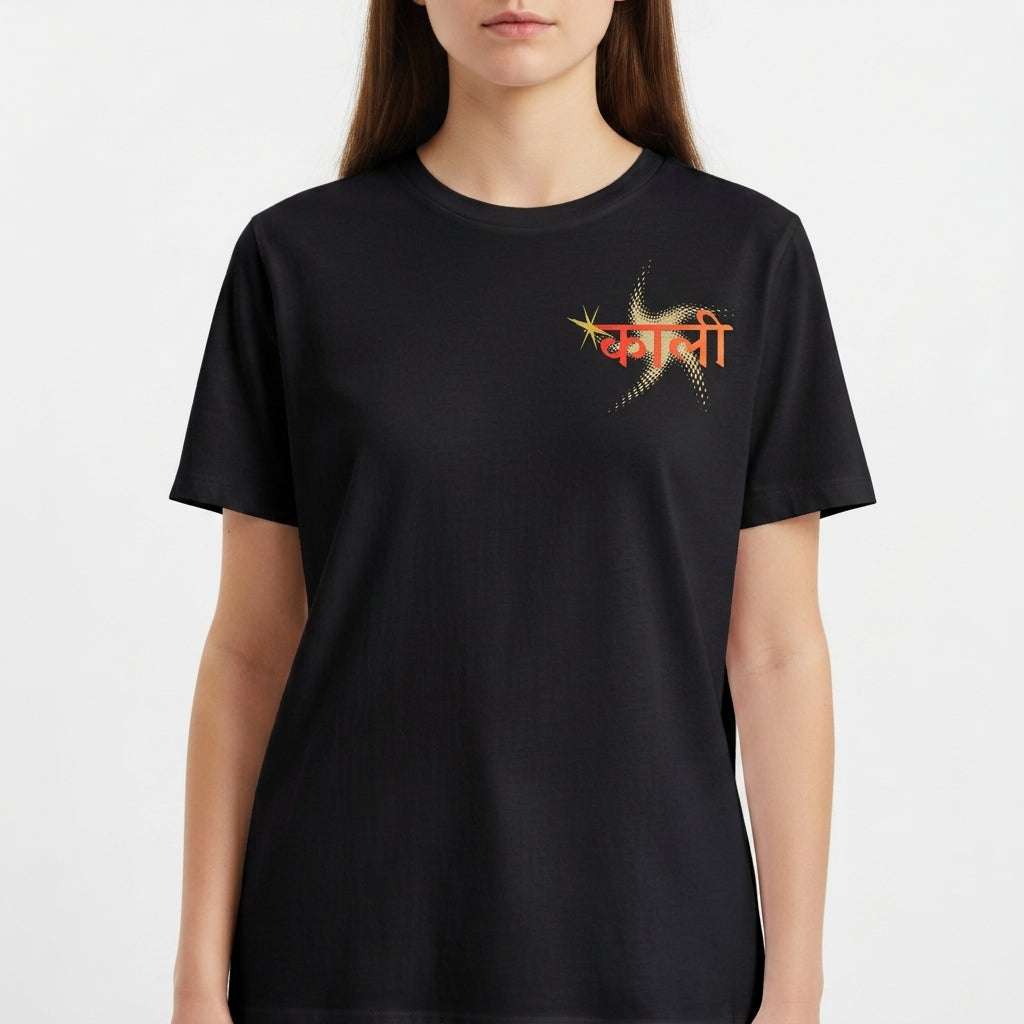 Camiseta com estampa frontal de letras estilizadas com efeito de estrela e estampa traseira de rosto detalhado em estilo ilustração com adornos.