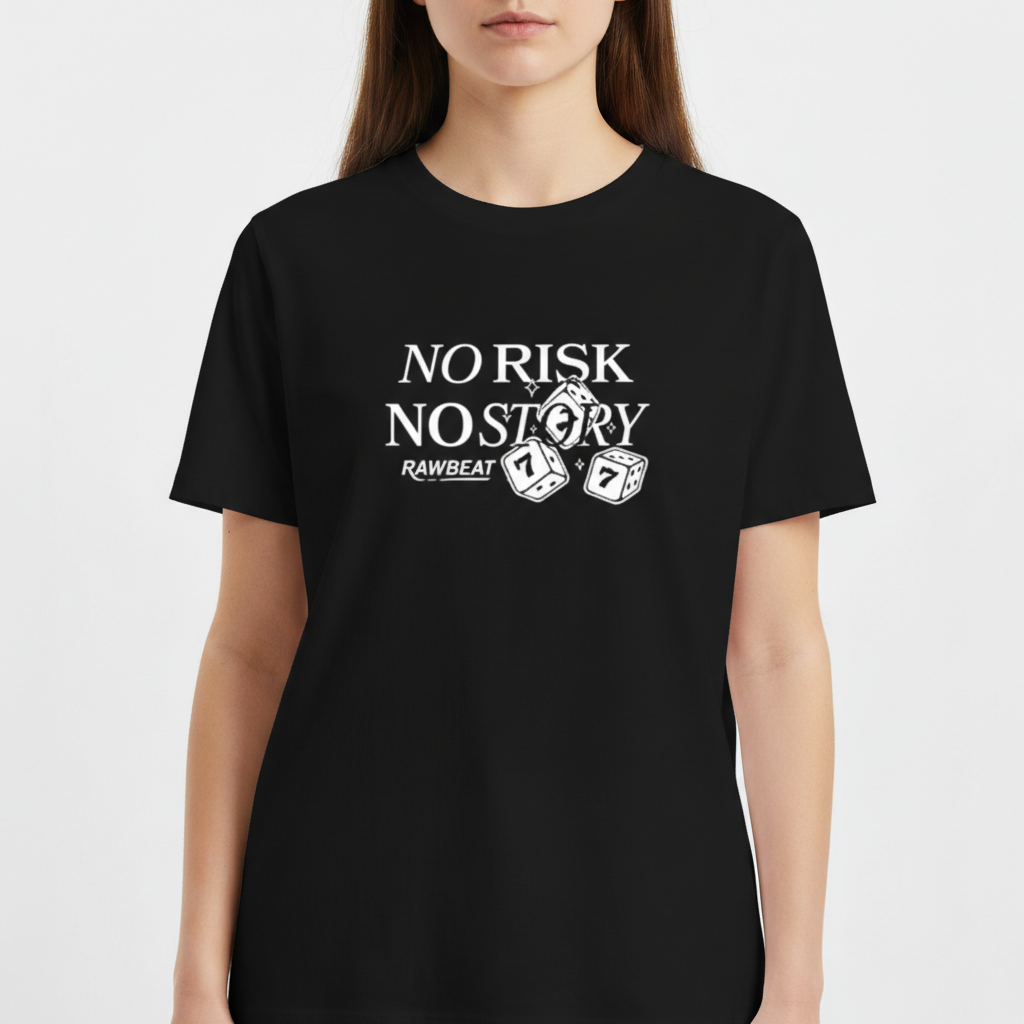 "Camiseta Regular Básica 'NO RISK NO STORY"" Camiseta Básica Unissex