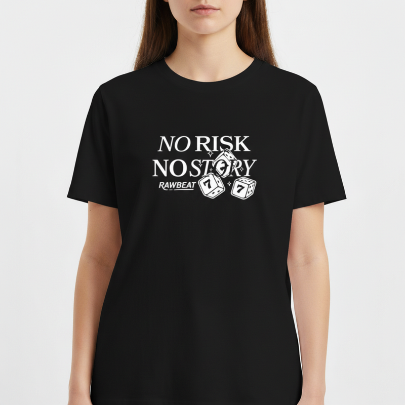 "Camiseta Regular Básica 'NO RISK NO STORY"" Camiseta Básica Unissex