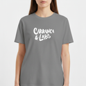 Camiseta com estampa frontal de texto estilizado apresentando as palavras "CARRANCA & LABS" em uma tipografia marcante e atraente.