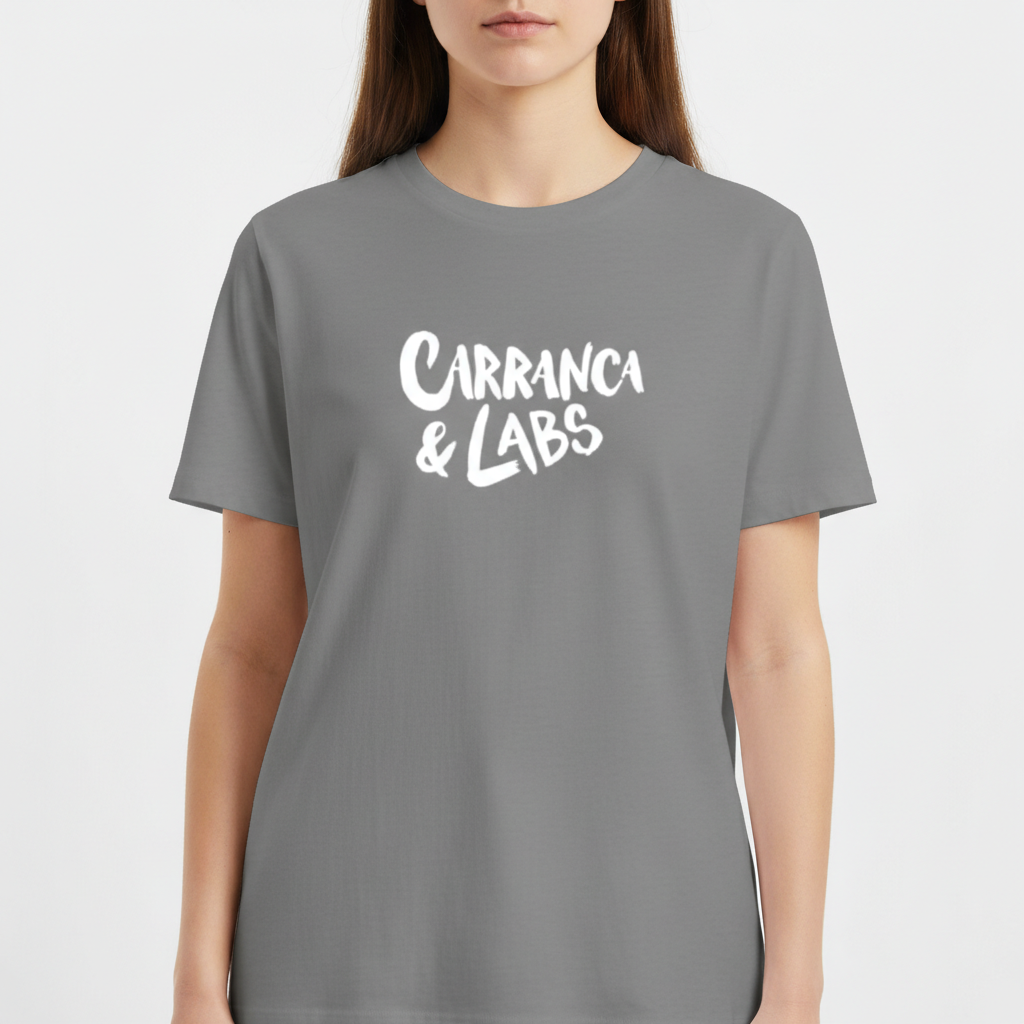 Camiseta com estampa frontal de texto estilizado apresentando as palavras "CARRANCA & LABS" em uma tipografia marcante e atraente.