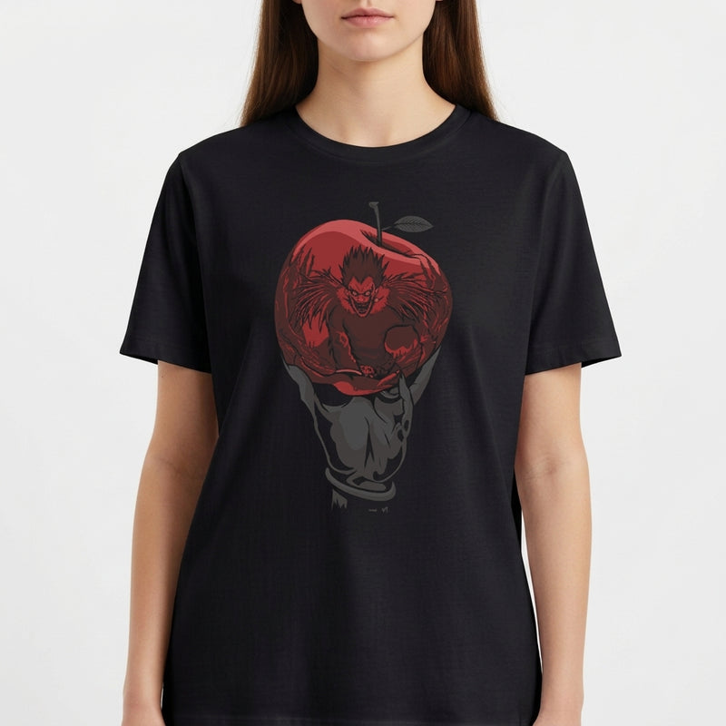 Camiseta com estampa frontal de uma figura sombria e detalhada emergindo de uma maçã grande e marcante no centro.
