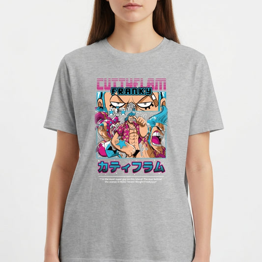 Camiseta com estampa frontal de ilustração em estilo anime, apresentando personagem com pose dinâmica, letras coloridas acima e inscrições japonesas abaixo.