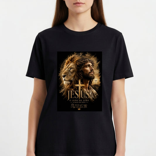 Camiseta com estampa frontal de um leão junto ao rosto de um homem em grafismo detalhado, acompanhada por cruzes e escrita artística.