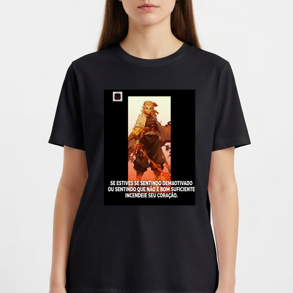 Camiseta com estampa frontal de personagem estilizado ao lado de texto impactante, apresentando uma cena potente emoldurada em um retângulo preto.