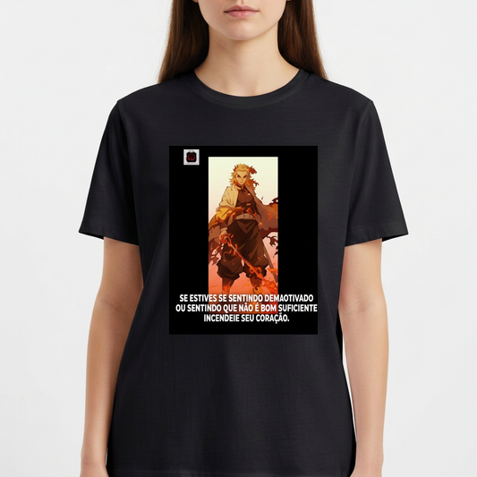 Camiseta com estampa frontal de personagem estilizado ao lado de texto impactante, apresentando uma cena potente emoldurada em um retângulo preto.