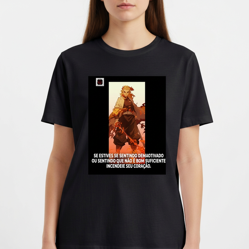 Camiseta com estampa frontal de personagem estilizado ao lado de texto impactante, apresentando uma cena potente emoldurada em um retângulo preto.