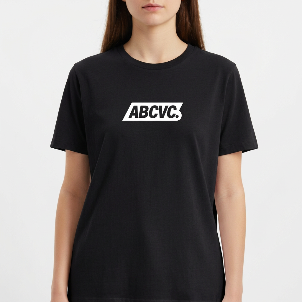 Camiseta com estampa frontal de logotipo estilizado em fonte negrito, com a palavra "ABVCVC." centralizada dentro de um retângulo de fundo sólido.