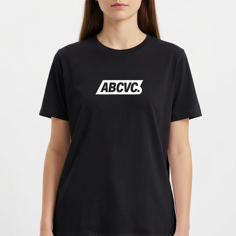 Camiseta com estampa frontal de logotipo estilizado em fonte negrito, com a palavra "ABVCVC." centralizada dentro de um retângulo de fundo sólido.