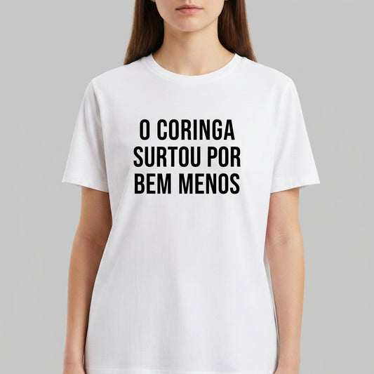 Camiseta com estampa frontal de texto: "O CORINGA SURTOU POR BEM MENOS", disposta em letras maiúsculas e de destaque central.