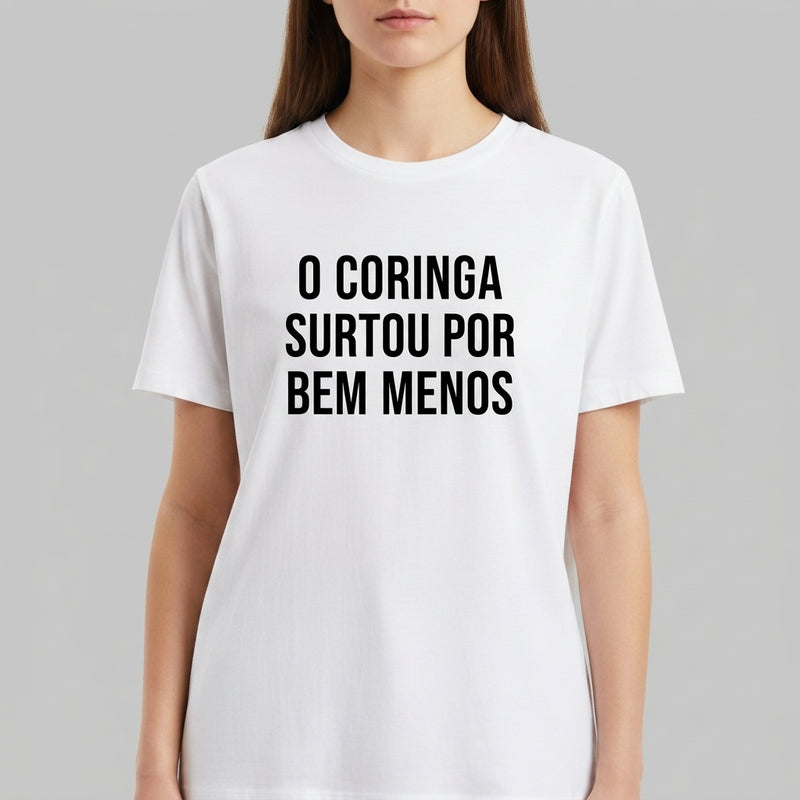 Camiseta com estampa frontal de texto: "O CORINGA SURTOU POR BEM MENOS", disposta em letras maiúsculas e de destaque central.