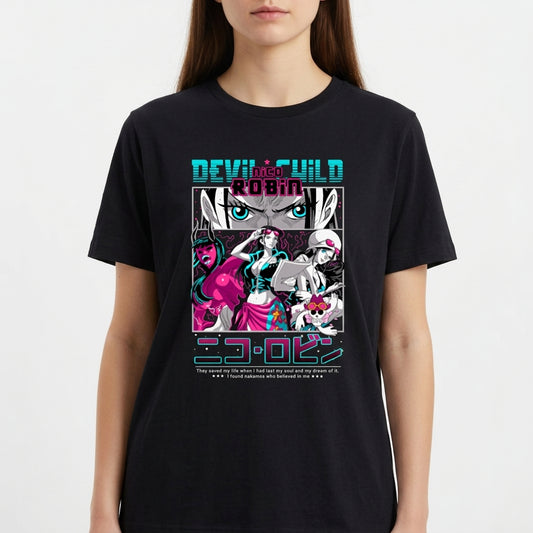 Camiseta com estampa frontal de personagem estilo mangá, com destaque para o olhar intenso acima de várias poses e figuras em ação, acompanhada por texto estilizado.