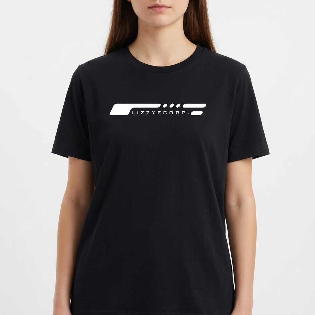 Camiseta com estampa frontal de linhas horizontais estilizadas seguidas do texto "LIZZYECORP." em uma fonte moderna, criando um visual minimalista.