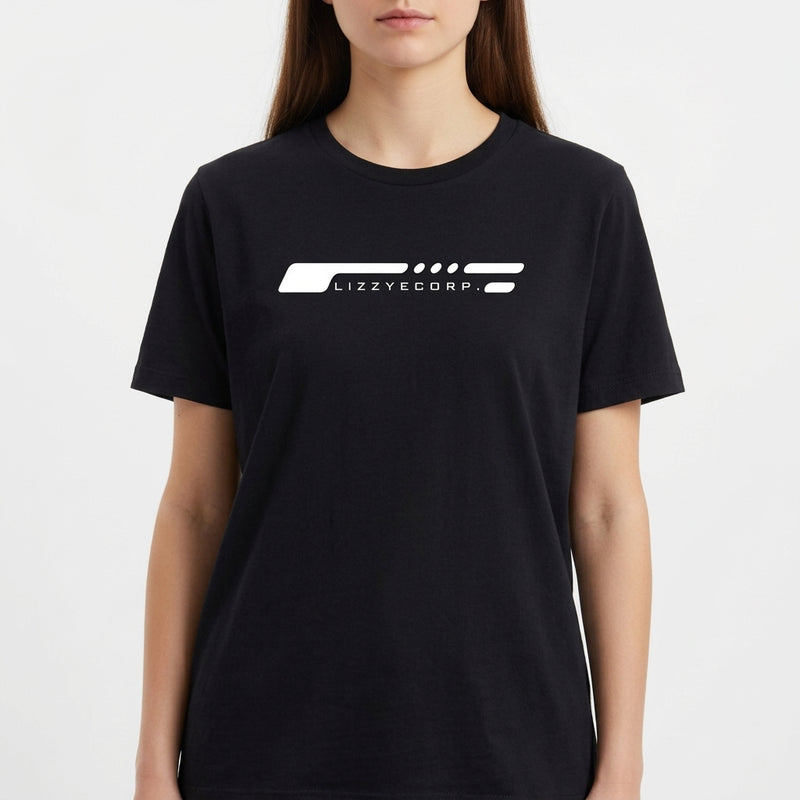 Camiseta com estampa frontal de linhas horizontais estilizadas seguidas do texto "LIZZYECORP." em uma fonte moderna, criando um visual minimalista.