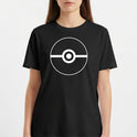 Camiseta com estampa frontal de um círculo com uma linha horizontal ao centro, detalhado com um círculo menor no meio, lembrando um design geométrico.