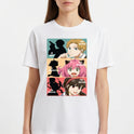 Camiseta com estampa frontal de três painéis mostrando silhuetas e personagens, com textos: "A Spy", "The Father", "Telepath", "The Daughter", "An Assassin", "The Mother".