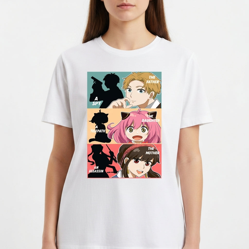 Camiseta com estampa frontal de três painéis mostrando silhuetas e personagens, com textos: "A Spy", "The Father", "Telepath", "The Daughter", "An Assassin", "The Mother".