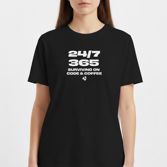 Camiseta com estampa frontal de texto "24/7 365 Surviving on Code & Coffee" em letras grandes, acompanhada por um pequeno símbolo abaixo.