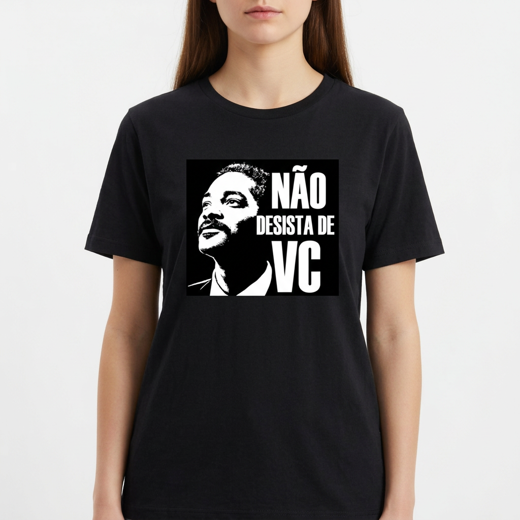 Camiseta com estampa frontal de um rosto estilizado em preto e branco ao lado da frase "NÃO DESISTA DE VC", em letras destacadas.