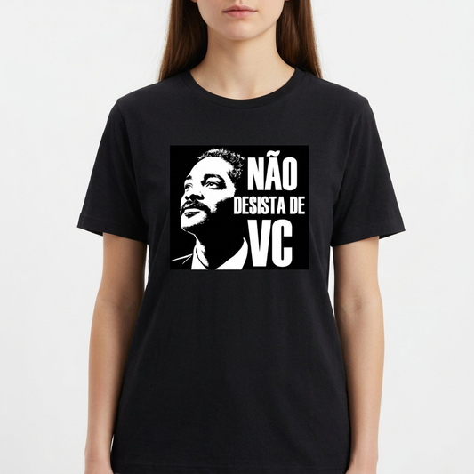 Camiseta com estampa frontal de um rosto estilizado em preto e branco ao lado da frase "NÃO DESISTA DE VC", em letras destacadas.