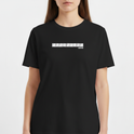Camiseta com estampa frontal de letras em estilo de teclas de computador formando a palavra "DESONLINE", acompanhadas pela frase "ESTEJA OFFLINE".