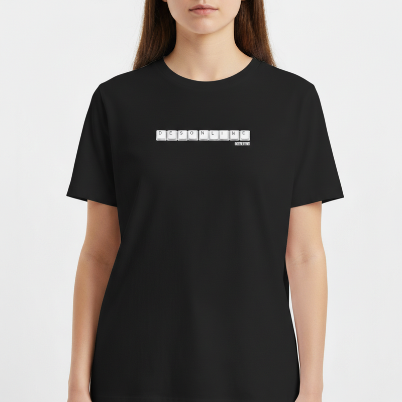 Camiseta com estampa frontal de letras em estilo de teclas de computador formando a palavra "DESONLINE", acompanhadas pela frase "ESTEJA OFFLINE".