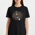 Camiseta com estampa frontal de um gato de expressão cansada segurando uma xícara de café e uma barra de chocolate, destacando-se sobre fundo rabiscado.