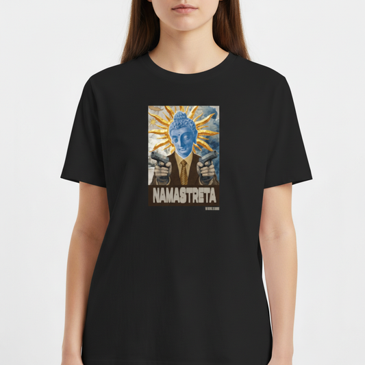 Camiseta com estampa frontal de uma figura bizarramente surreal, apresentando um homem de rosto azul em traje social, segurando armas, com cabelos de raios solares e texto "NAMASTRETA".