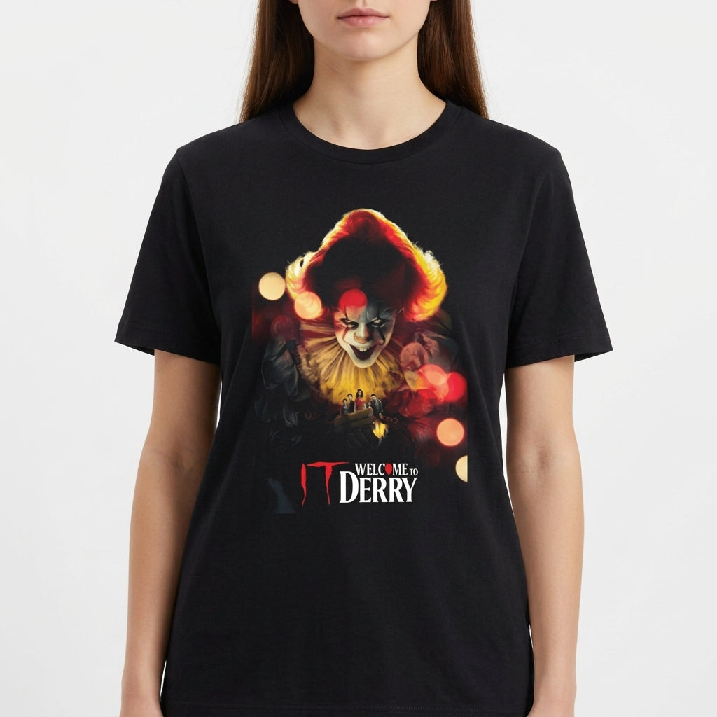 Camiseta com estampa frontal de um palhaço sinistro cercado por luzes embaçadas, com o texto "Welcome to Derry" em destaque na parte inferior.