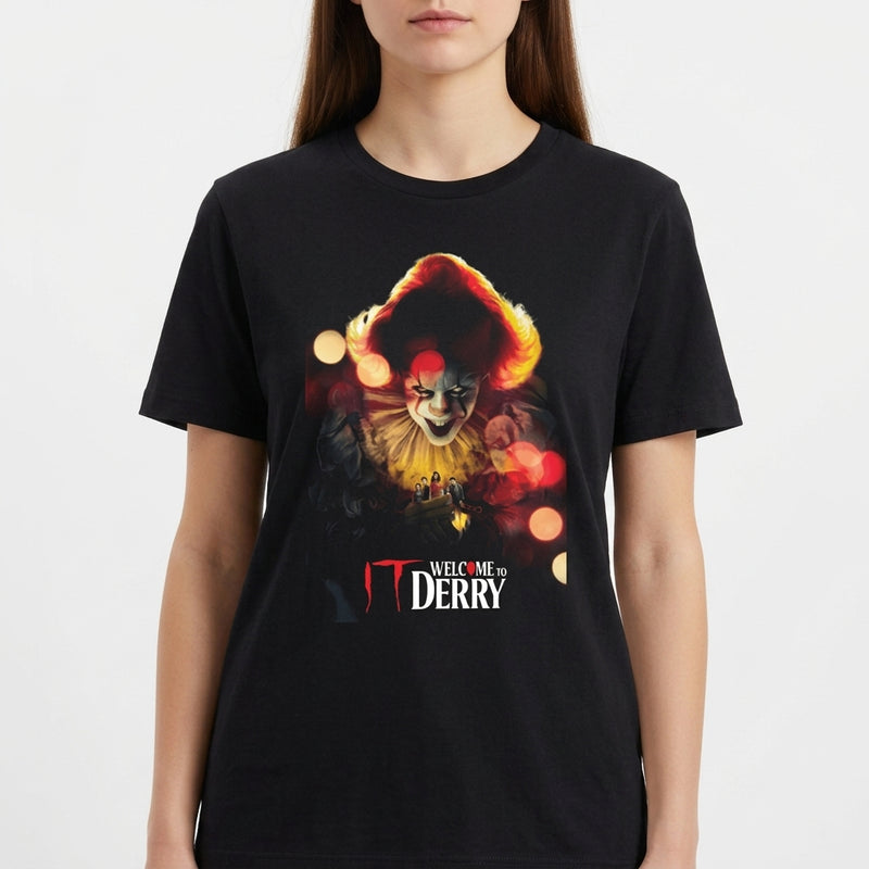 Camiseta com estampa frontal de um palhaço sinistro cercado por luzes embaçadas, com o texto "Welcome to Derry" em destaque na parte inferior.
