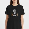 Camiseta com estampa frontal de uma cabeça de estátua, uma mão segurando um objeto verde e outra mão em um gesto, com texto centralizado abaixo.