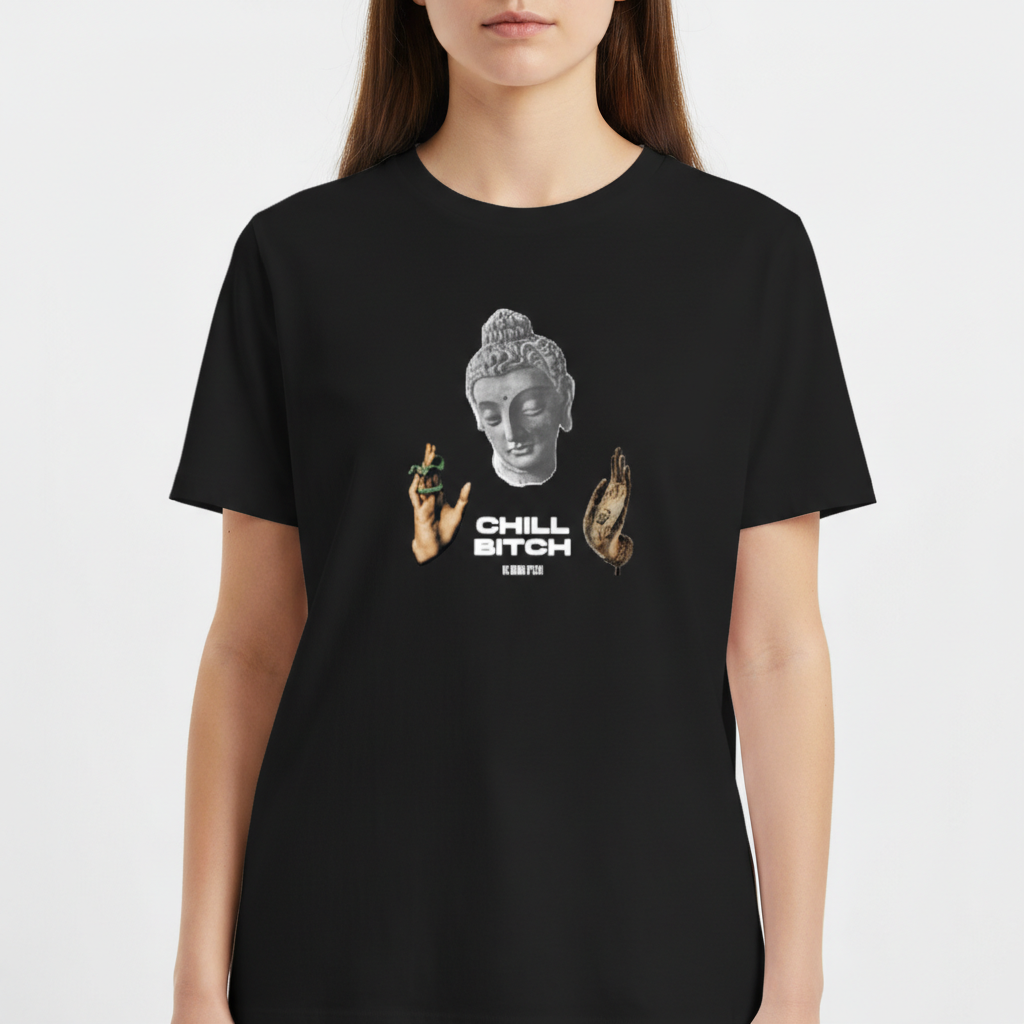 Camiseta com estampa frontal de uma cabeça de estátua, uma mão segurando um objeto verde e outra mão em um gesto, com texto centralizado abaixo.