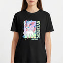 Camiseta com estampa frontal de personagem com fitas, estrelas ao redor, texto vertical "SYLVEON" e "#0700".